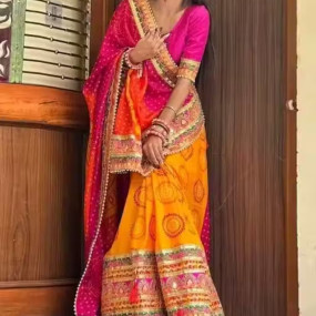 Women's Bandhani Saree With Lace Border And Unstitched Blouse Piece
